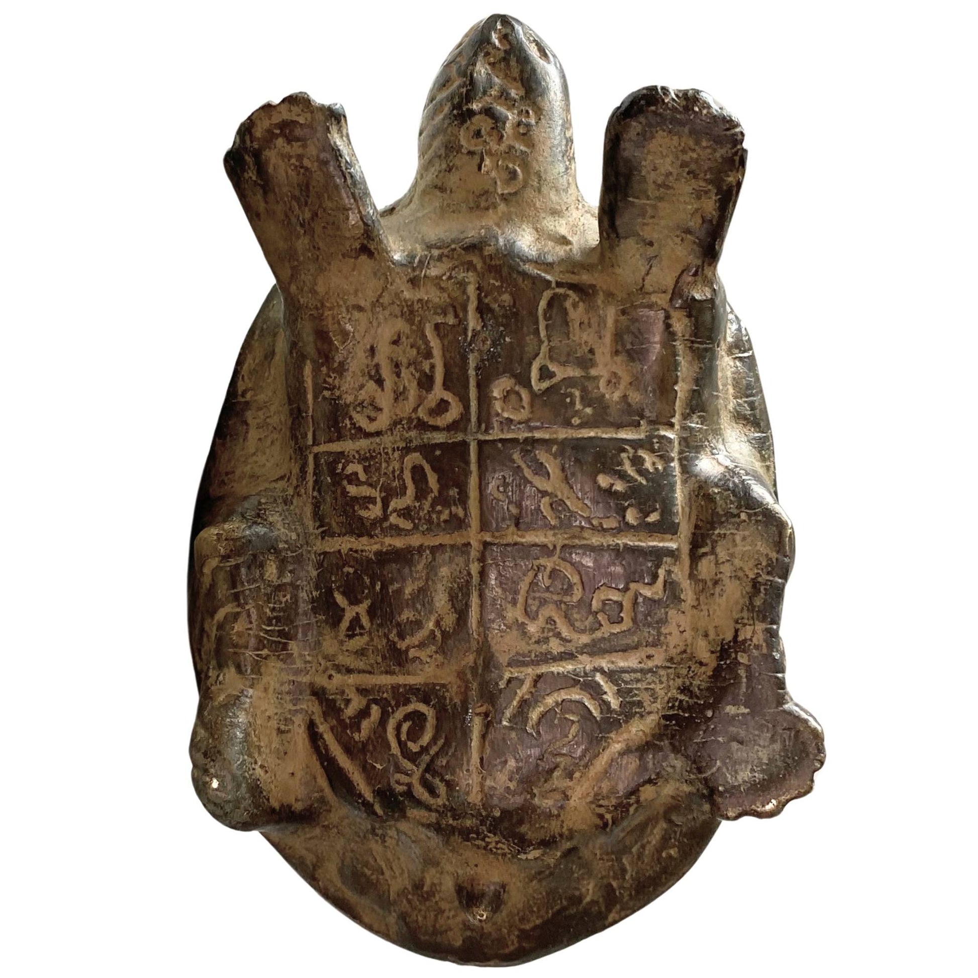 Unterseite einer antiken Bronzeschildkrötenstatue mit Yantra-Gitter