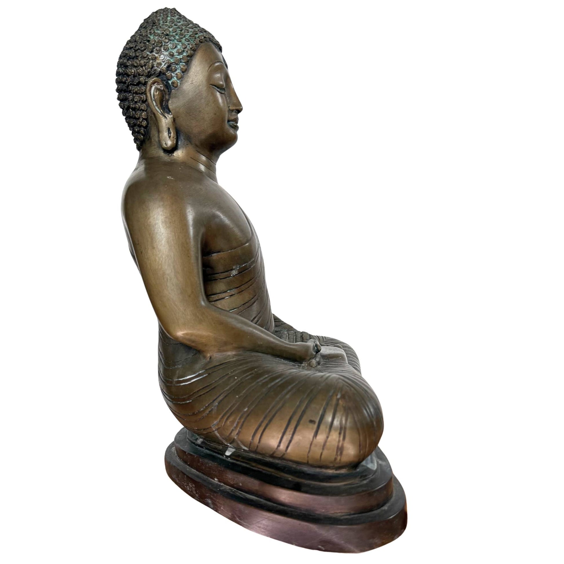 Massiver Buddha aus Bronze, der unerschütterliche Ruhe ausstrahlt