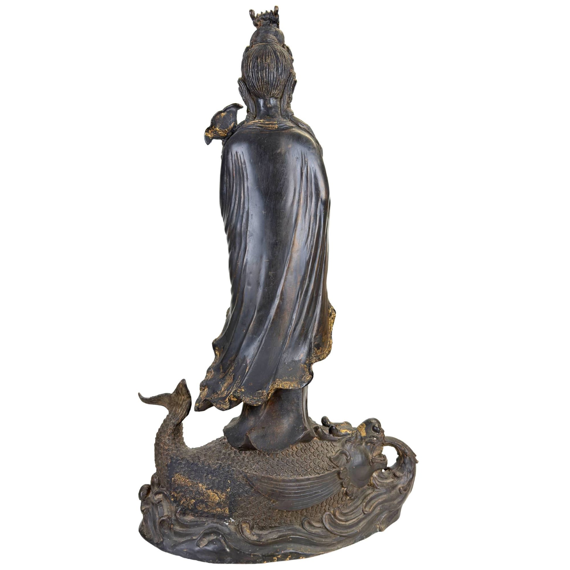 Ostasiatische Bronzestatue der Guanyin auf einem mythischen Wasserdrachen mit ausdrucksstarkem Sockel