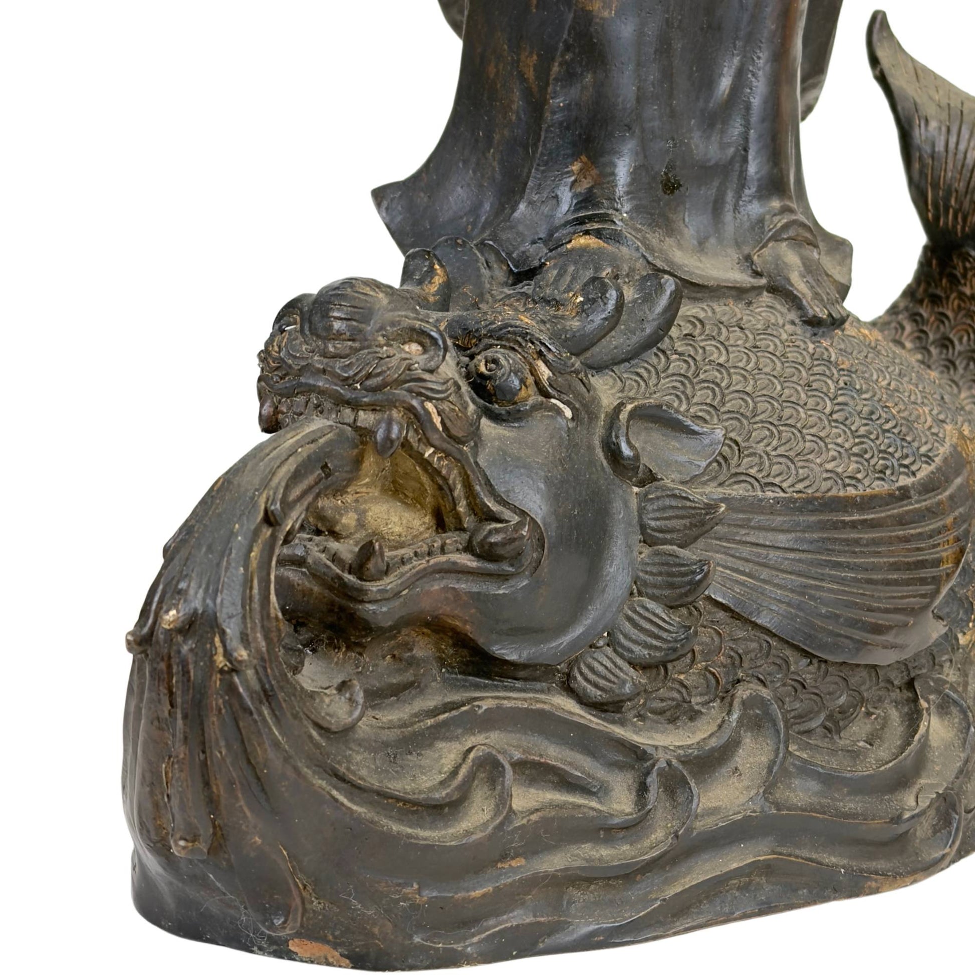 Ostasiatische Tempelstatue der Guanyin auf einem mythischen Wasserdrachen mit ausdrucksstarkem Sockel