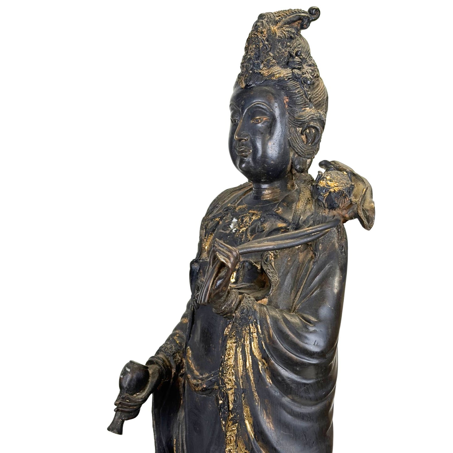 Ostasiatische Bodhisattva-Skulptur aus Bronze mit dunkler Patina und tempelartigem Aussehen