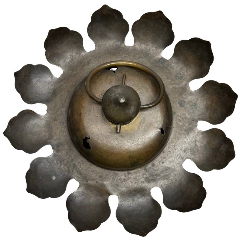 Orientalische Tempellampe aus Bronze mit dunkler Patina, gravierten Lotusblättern und einem verzierten Aufhängering an der Oberseite.