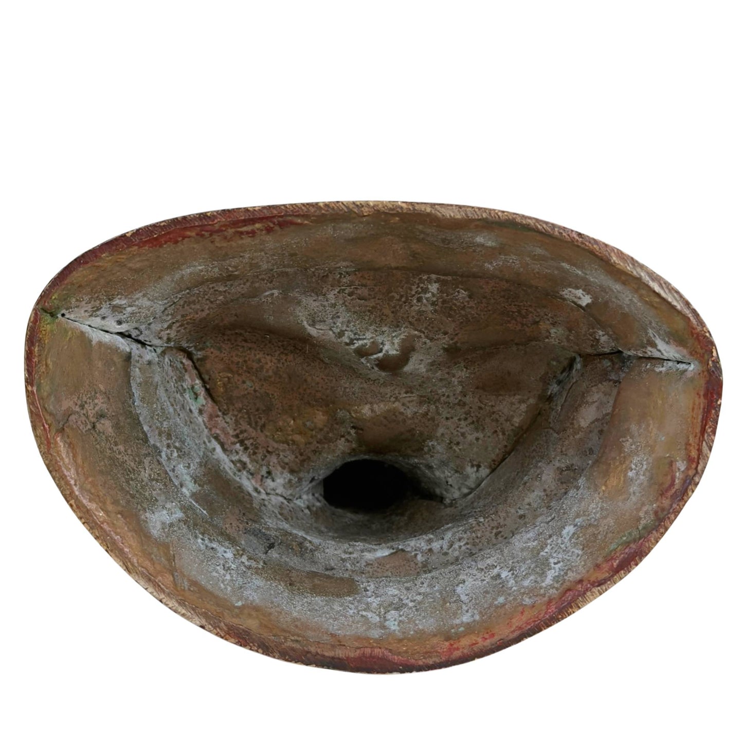 Offene Unterseite der Vajrasattva-Statue mit rauer Gussstruktur, Oxidationsspuren und Überresten des traditionellen Bronzegusses.