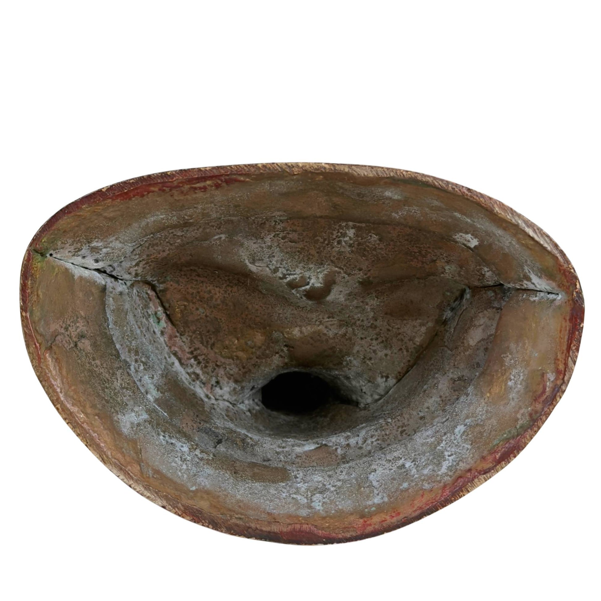 Offene Unterseite der Vajrasattva-Statue mit rauer Gussstruktur, Oxidationsspuren und Überresten des traditionellen Bronzegusses.