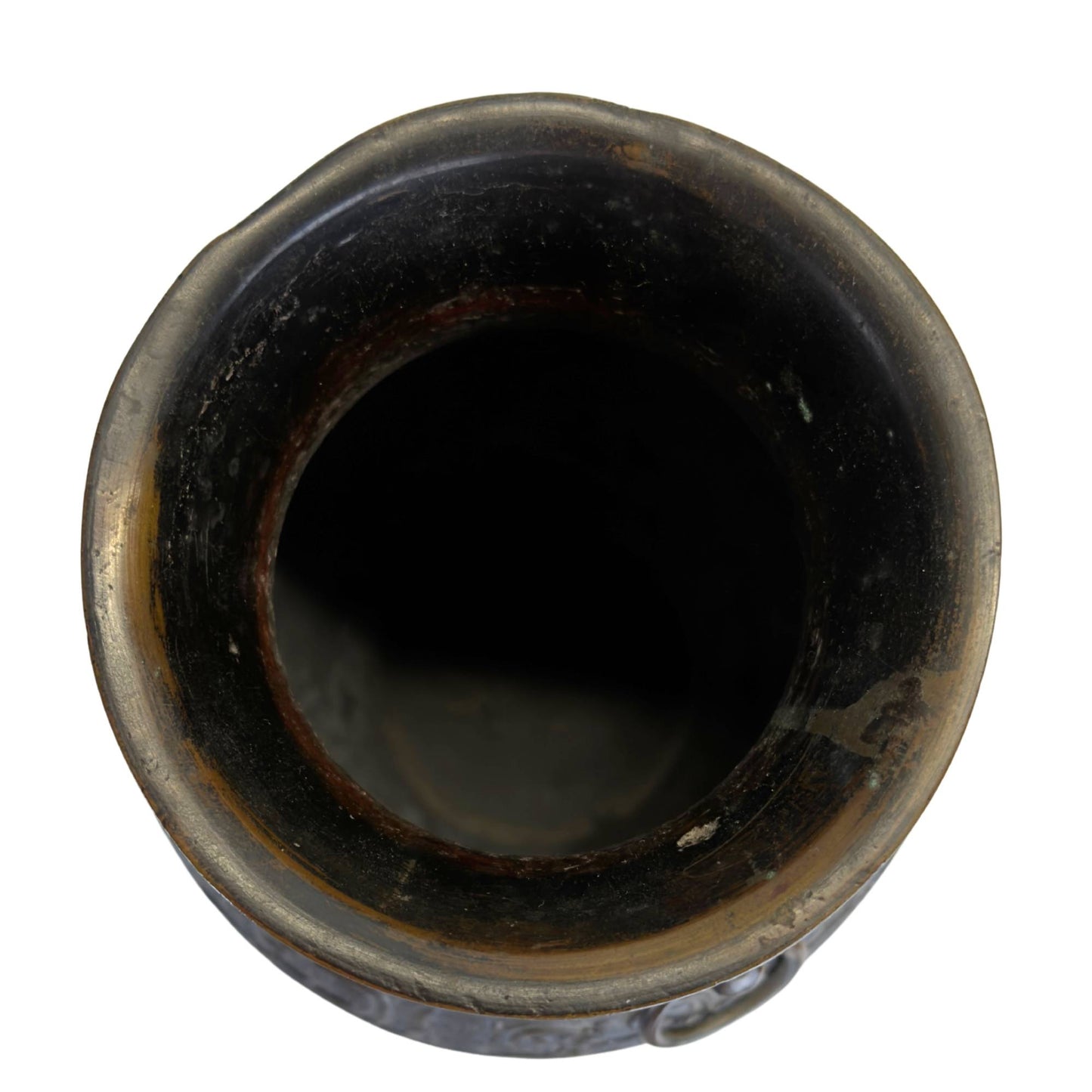 Öffnung einer japanischen Bronzevase mit dunkler Patina, altem Innenraum und leichten Gebrauchsspuren am Rand