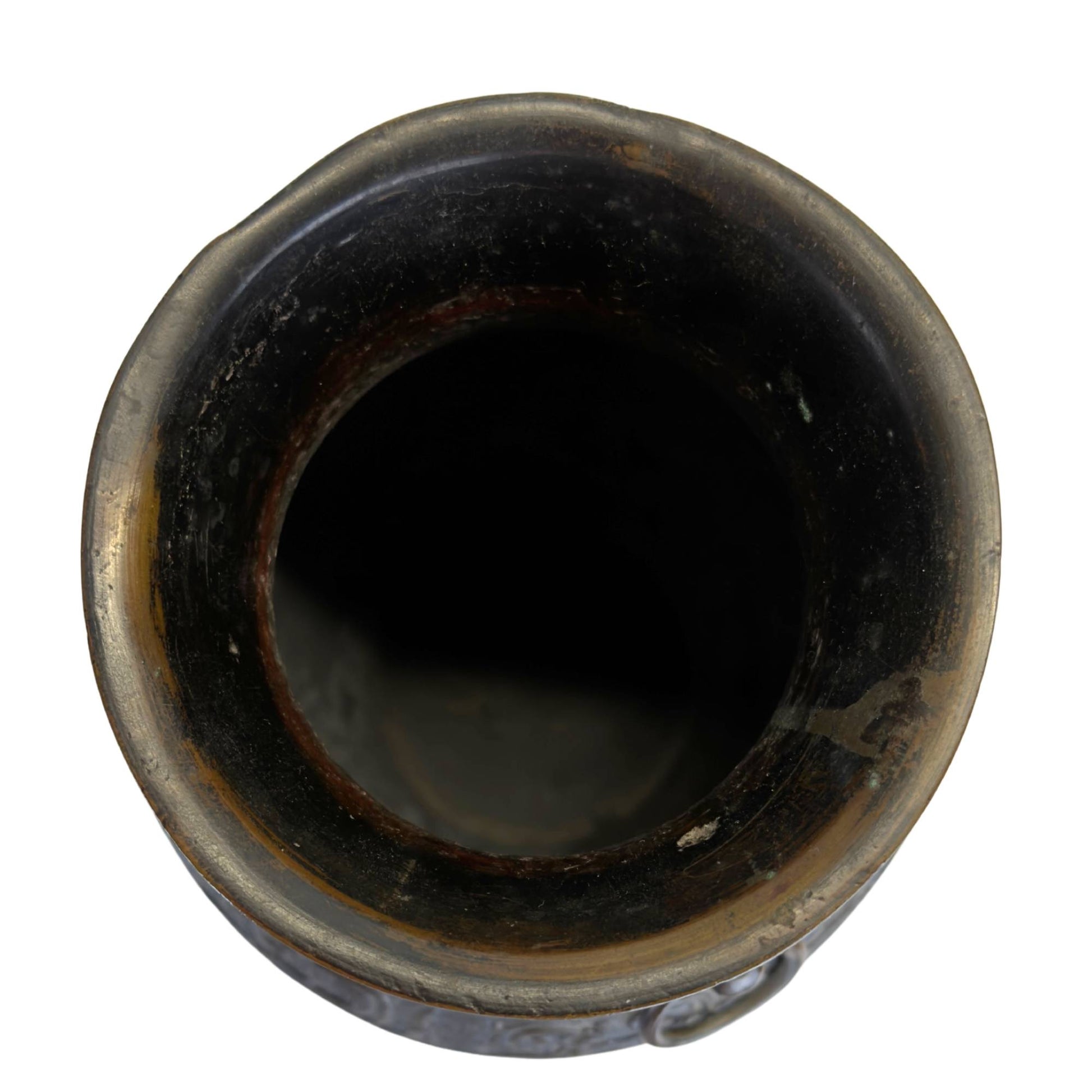 Öffnung einer japanischen Bronzevase mit dunkler Patina, altem Innenraum und leichten Gebrauchsspuren am Rand