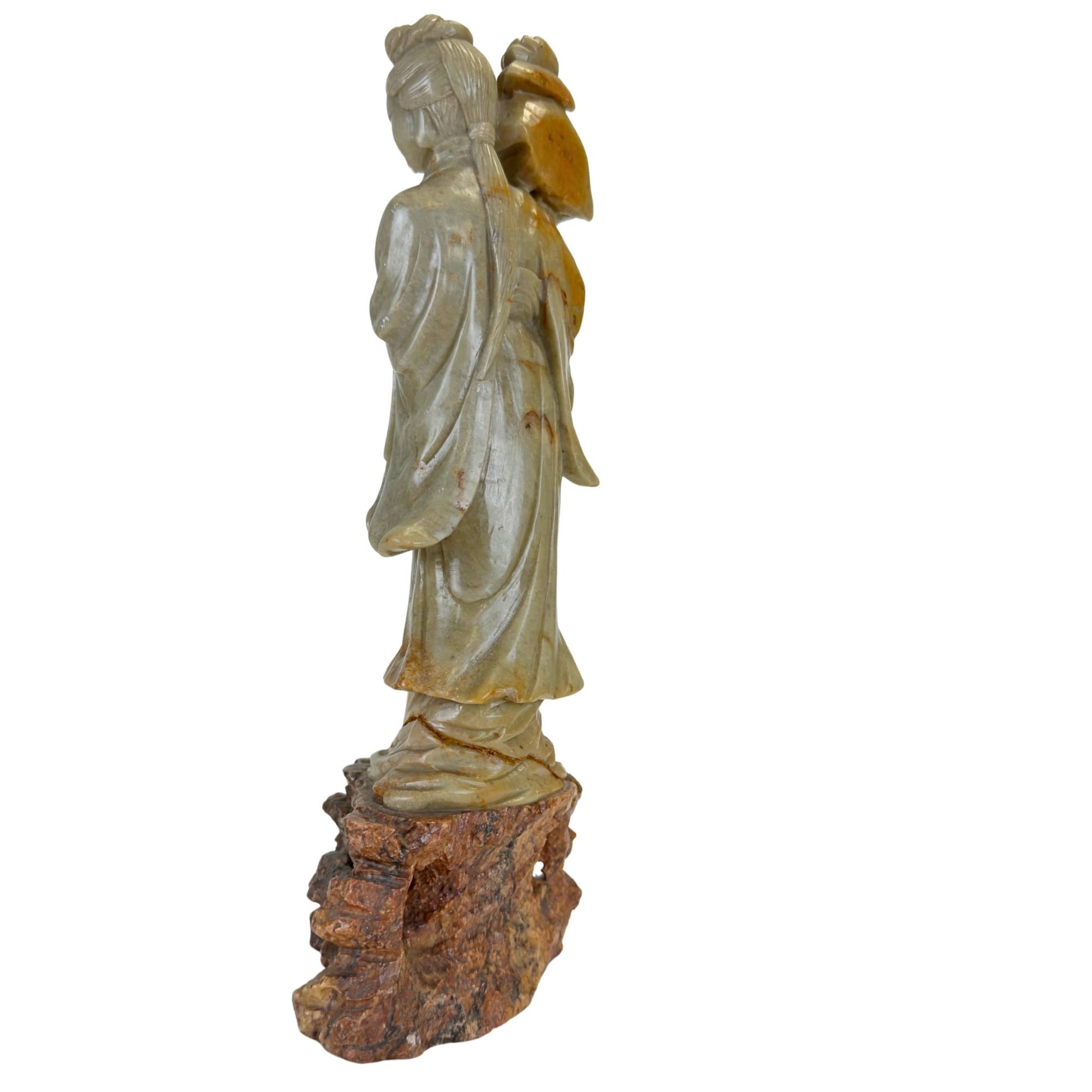 Orientalisches Kunstobjekt der Göttin He Xiangu aus natürlichem grünem und braunem Speckstein.