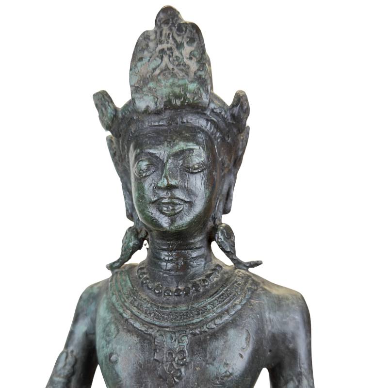 Alte asiatische Bronzestatue mit dunkler Patina und Gebrauchsspuren