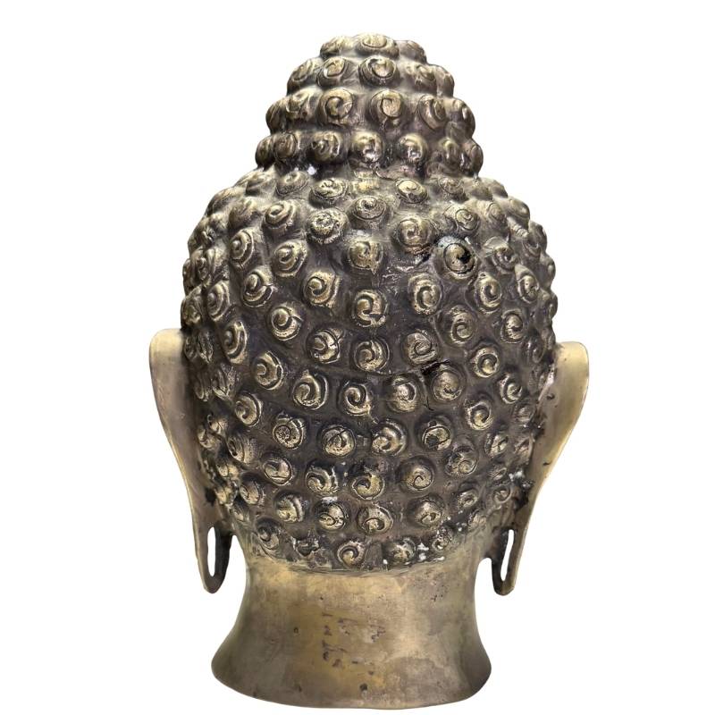Die gesamte Rückseite des bronzenen Buddha-Kopfes zeigt die gleichmäßige, natürliche Alterung.