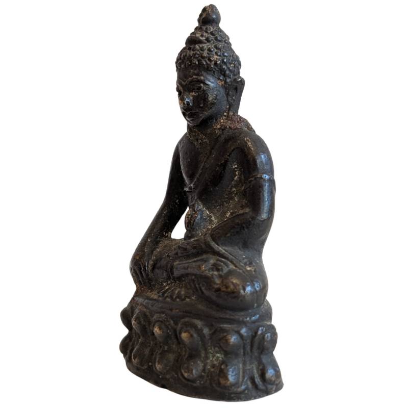 Alte buddhistische Reisestatue mit Kalasha