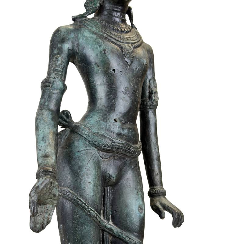 alte Bronzestatue aus einem asiatischen Andachtskontext