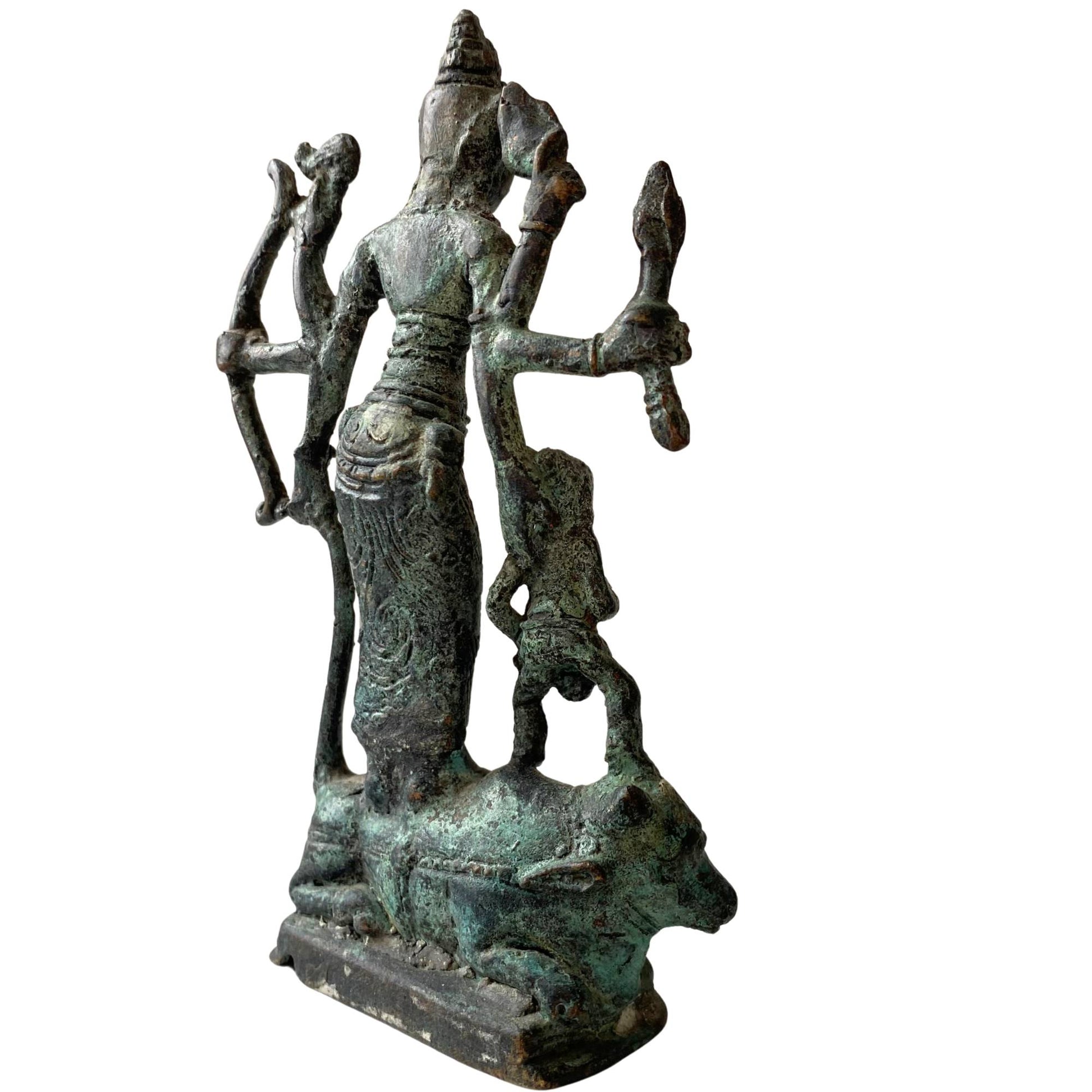 Die Rückseite der Skulptur zeigt die geschichtete Oxidation und die krustige Patina.
