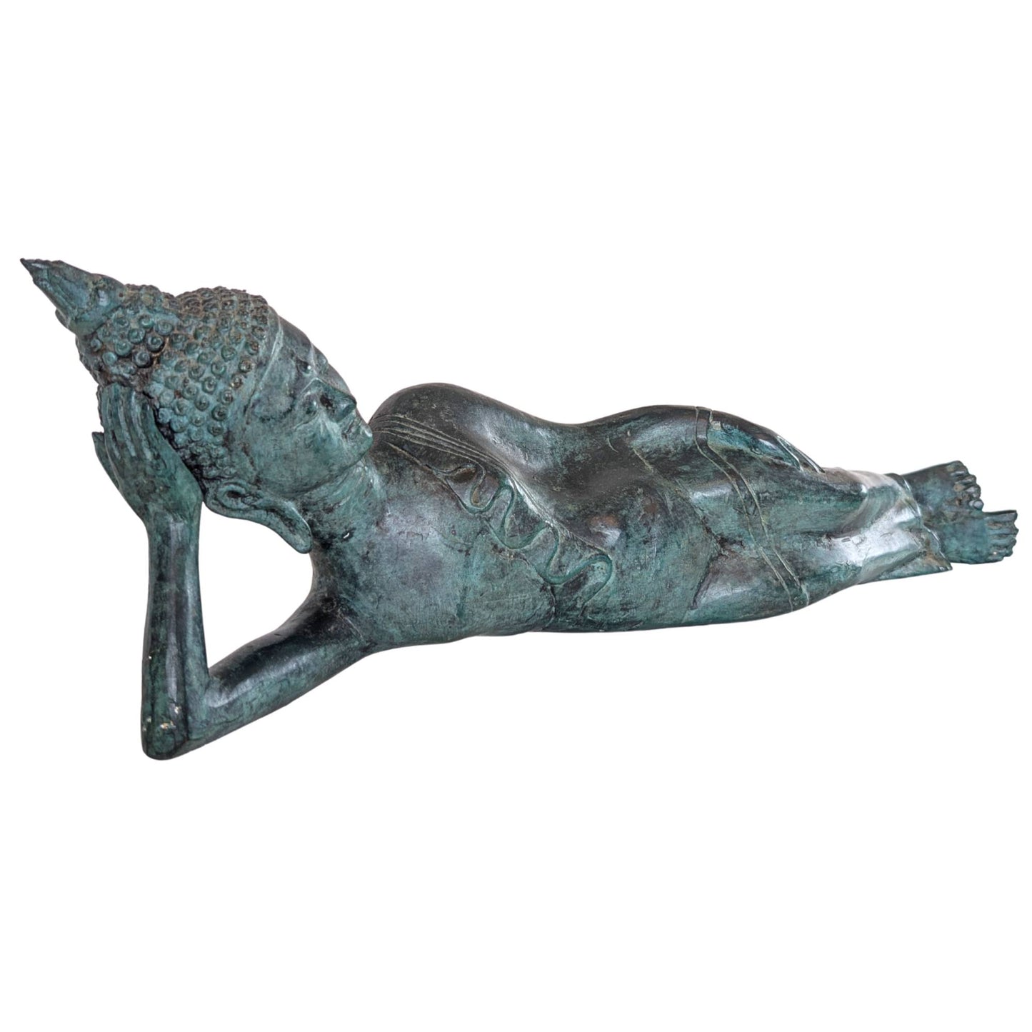 Seitenansicht eines antiken, liegenden Buddha aus Bronze aus Thailand mit schlanker Körperform.
