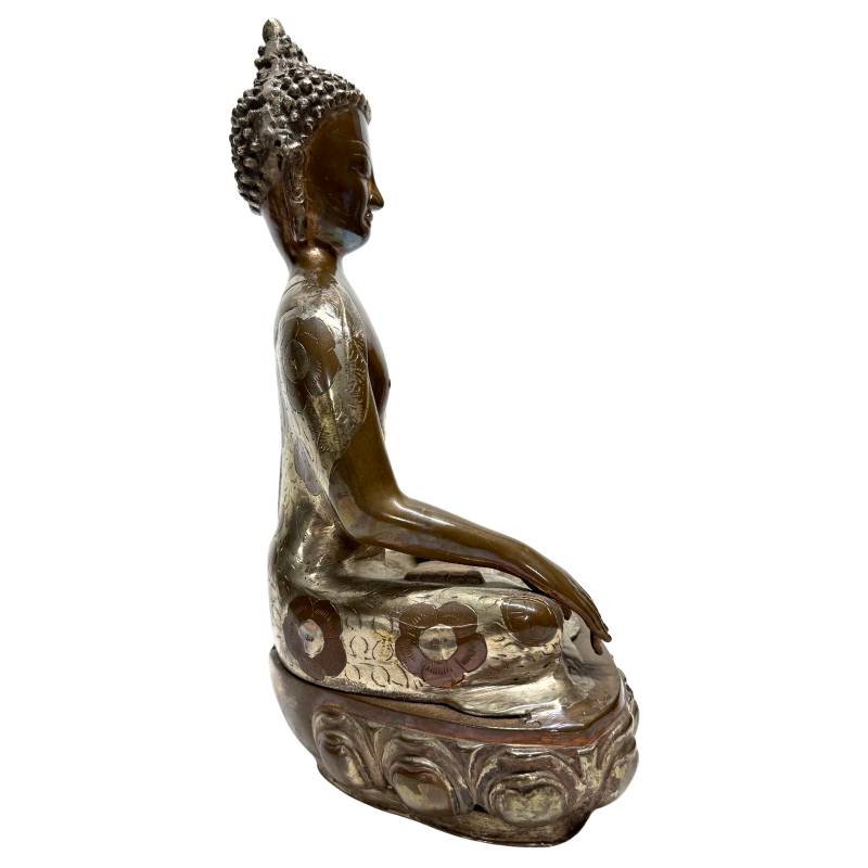 Handgefertigter Buddha aus alter Bronze mit Bhumisparsha-Mudra und floralem Motiv