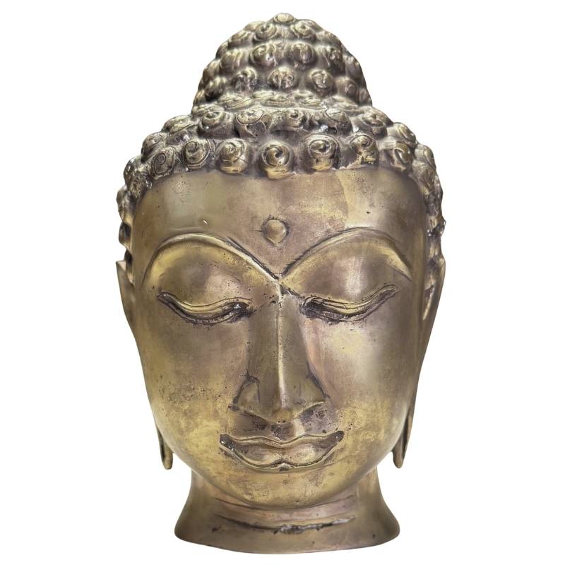 Vorderansicht eines alten Buddha-Kopfes aus Bronze mit heiterem Gesichtsausdruck und goldfarbener Patina.