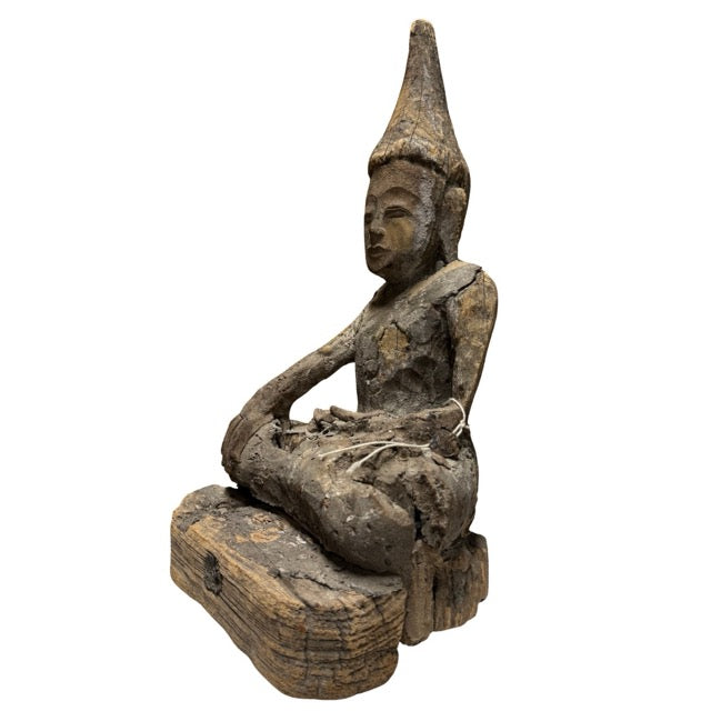 Alte Buddha-Statue aus Holz mit Inventarnummer und Sammlungs- oder Exportstempel unter dem Sockel