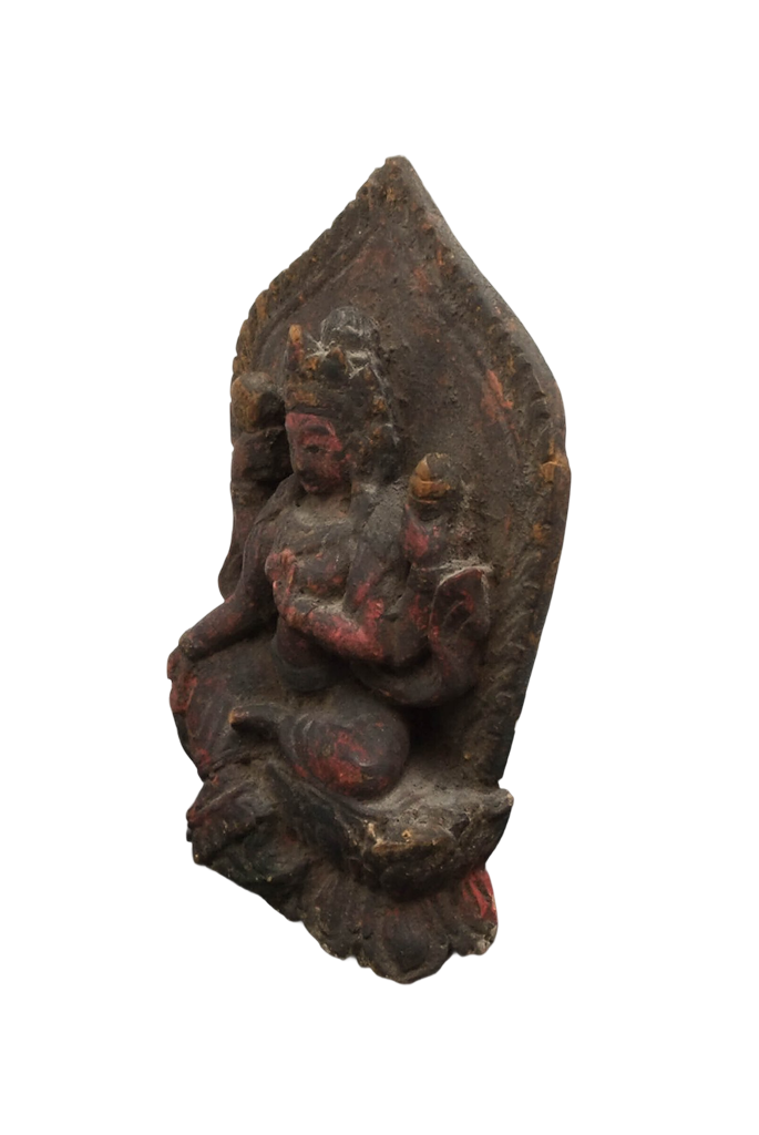 Alte hölzerne Tara-Statue aus dem Himalaya mit natürlicher Patina und Spuren religiöser Verwendung