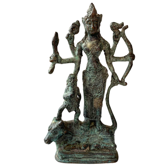 Vorderansicht einer alten Durga-Bronzestatue im archaischen Majapahit-Stil.