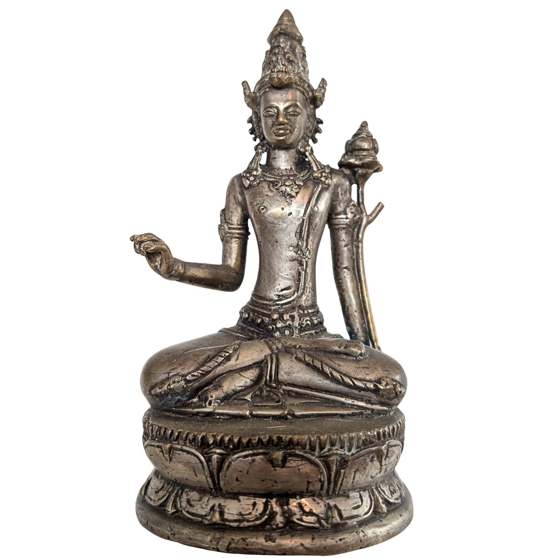 Vorderansicht der javanischen Bronzestatue Padmapani auf einem doppelten Lotusthron.