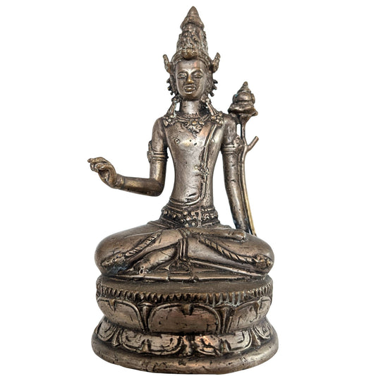 Vorderansicht der javanischen Bronzestatue Padmapani auf einem doppelten Lotusthron.