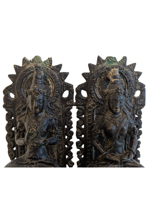 Altes nepalesisches Hausschrein mit Shiva und Parvati, kompakt, aber reich an Charakter.