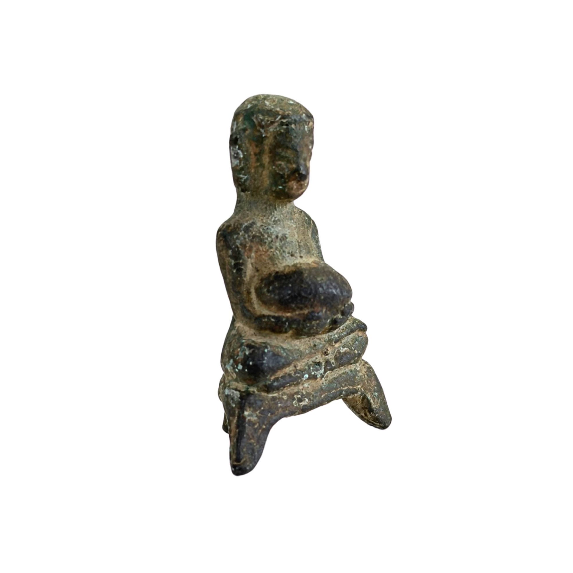 Altes thailändisches Buddha-Amulett aus Bronze mit natürlicher Patina