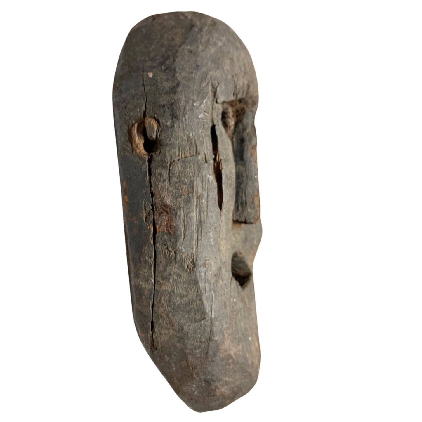 Alte, hölzerne Schamanenmaske aus Stammeskulturen, authentische, handgefertigte Maske mit verwittertem Leder und kraftvollem Ausdruck