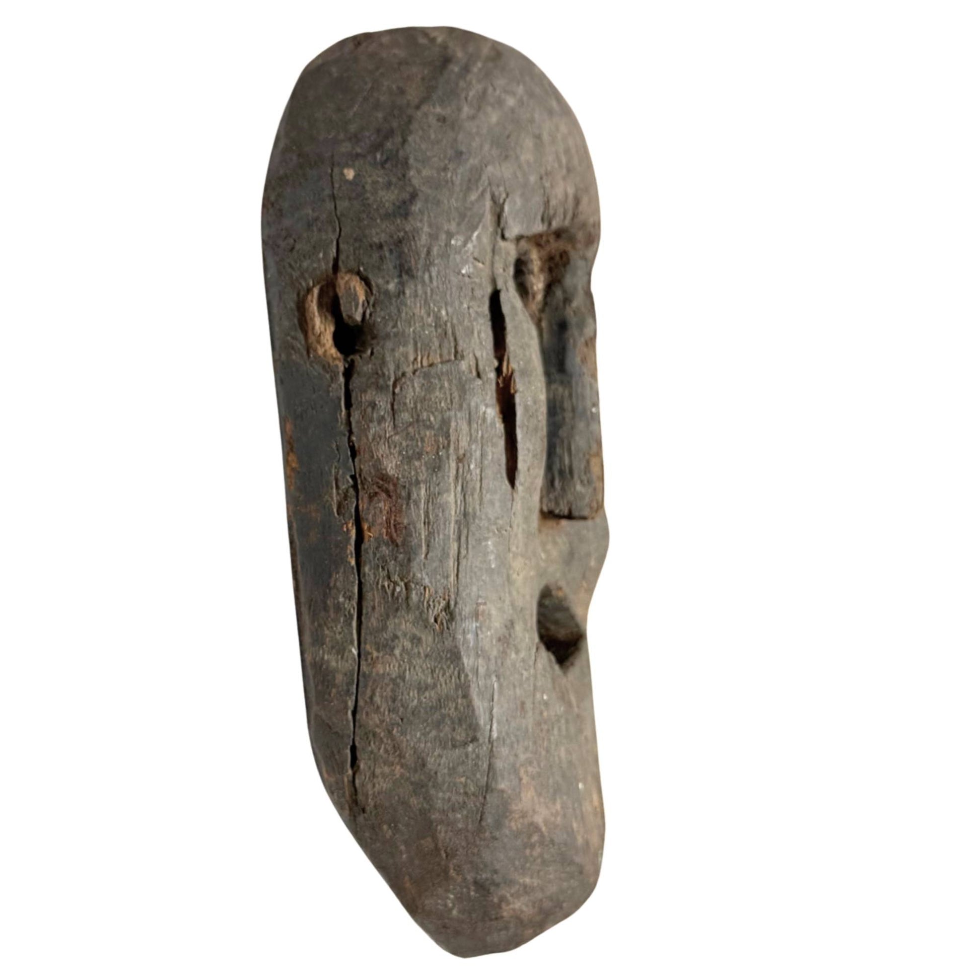 Alte, hölzerne Schamanenmaske aus Stammeskulturen, authentische, handgefertigte Maske mit verwittertem Leder und kraftvollem Ausdruck