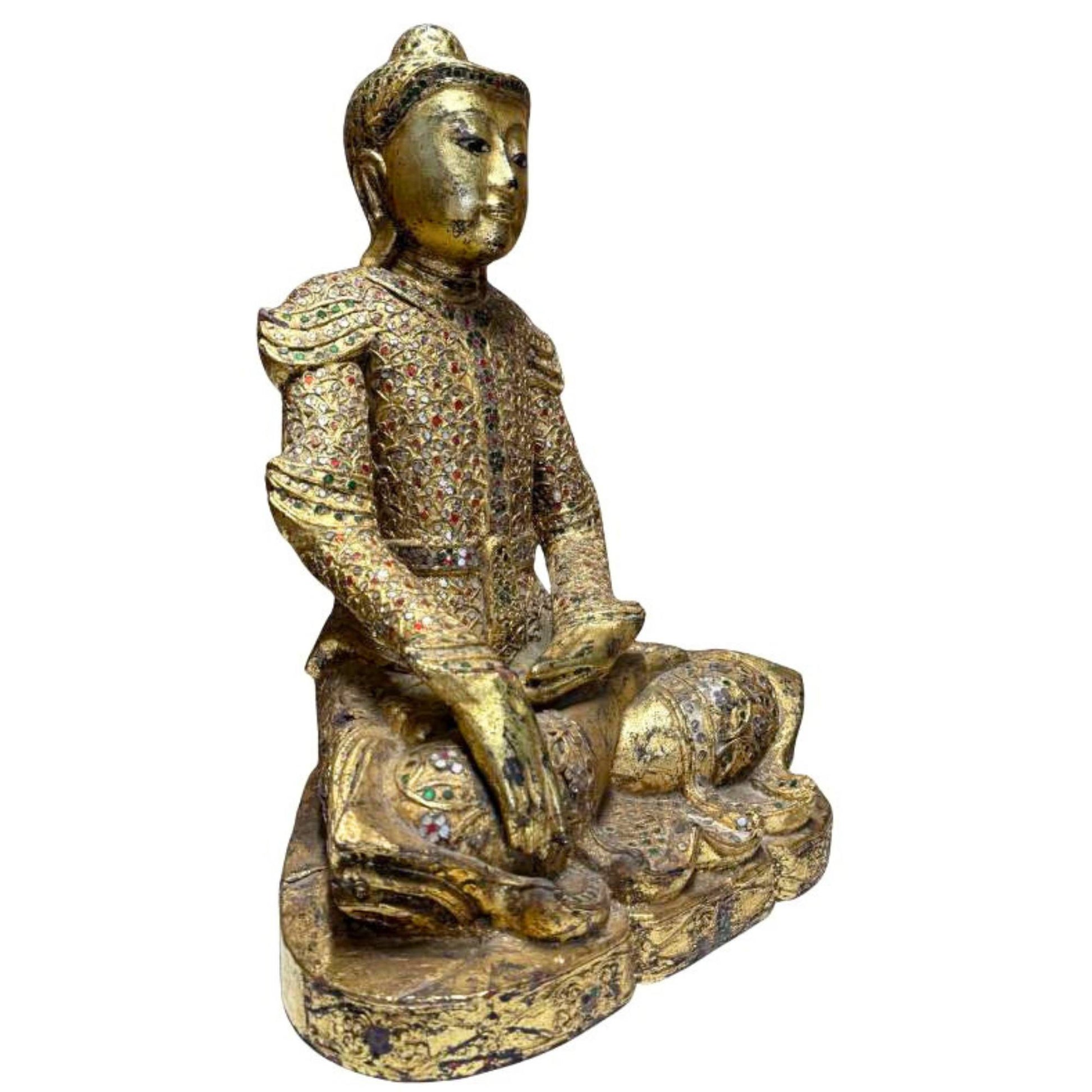 Alter burmesischer Buddha mit Blattgold, Glasverzierungen und spirituellem Erscheinungsbild