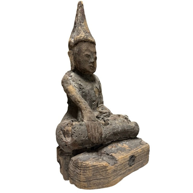 Alter burmesischer Buddha aus Holz mit verwitterter Patina und tiefgründiger spiritueller Ausstrahlung