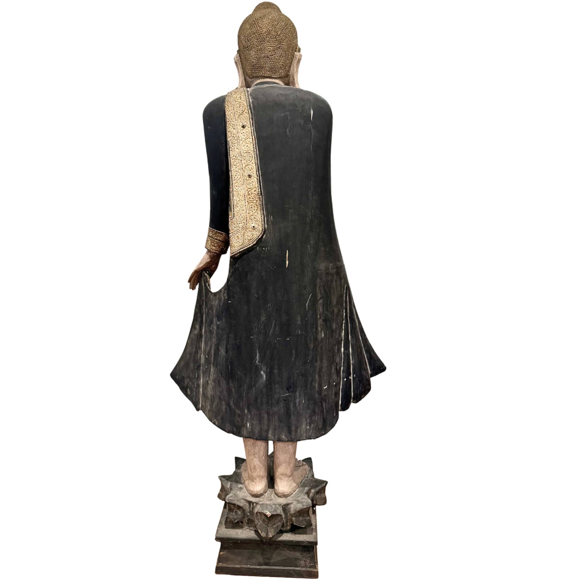 Alter burmesischer Buddha aus der Tempelkunst, Holzstatue aus dem 19. Jahrhundert mit eingelegten Augen und reich verziertem Gewand.