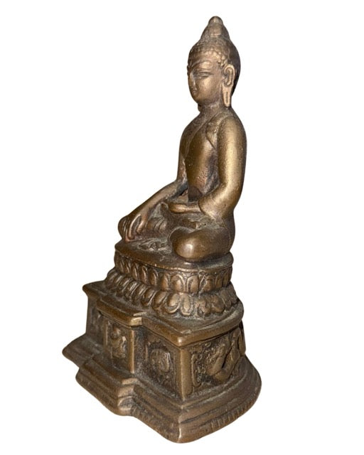 Alter Buddha aus Bronze als Sammlerstück mit ruhiger Ausstrahlung und detailliertem Sockel