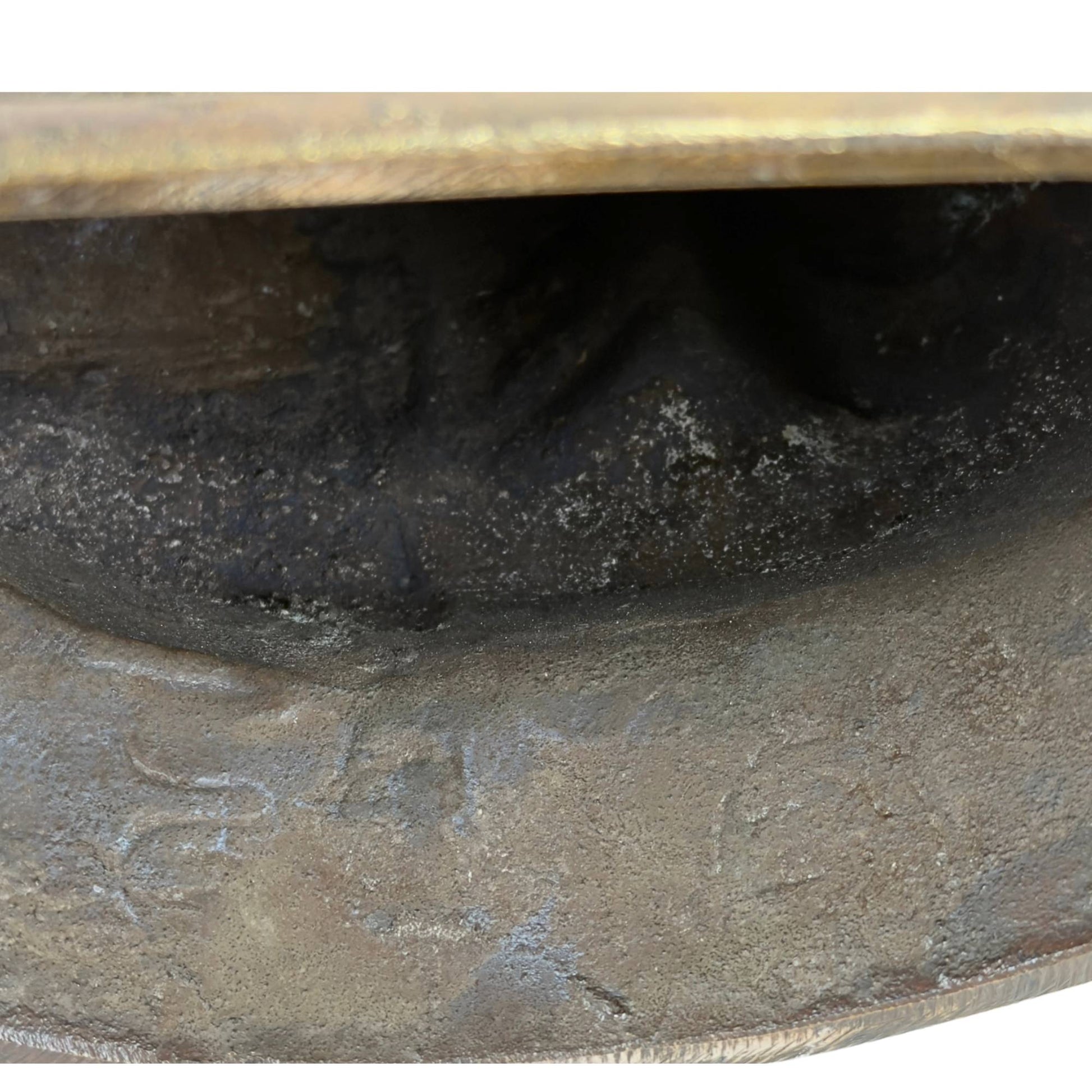 Antiker Buddha mit Stupa in den Händen auf Lotussockel, schwere Bronzegussfigur mit dunkler Patina