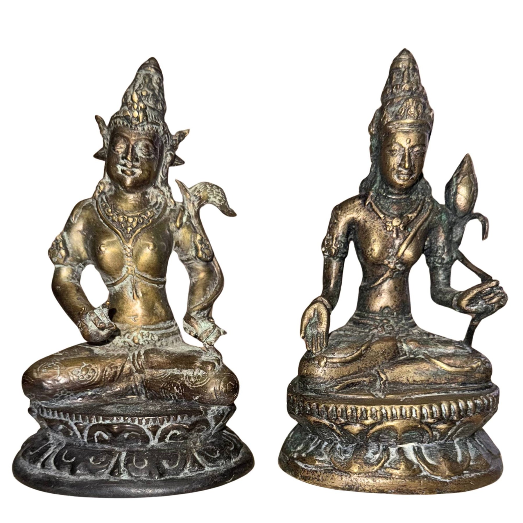 Alte bronzene Avalokiteshvara aus der Himalaya‑Tradition mit grüner Patina und vergoldeter Abnutzung – ein Paar