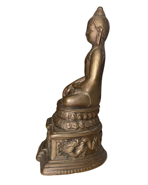 Bronzebuddha in erdberührender Haltung mit spiritueller Symbolik