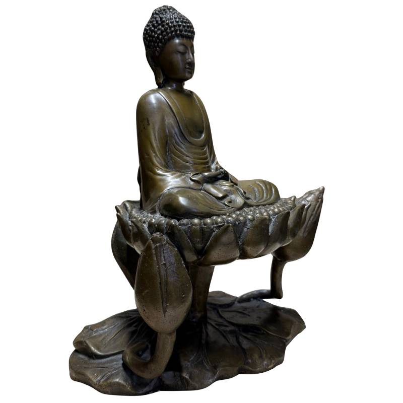 Ein alter Buddha aus Bronze auf einem Lotussitz symbolisiert Reinheit und spirituelles Wachstum.