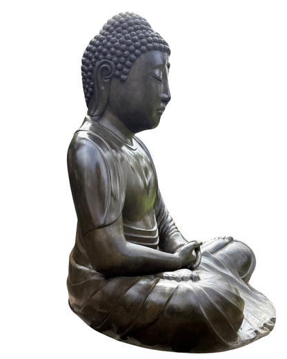 Verwittertes Bronze mit dunkelbrauner und olivgrüner Patina auf japanischem Buddha