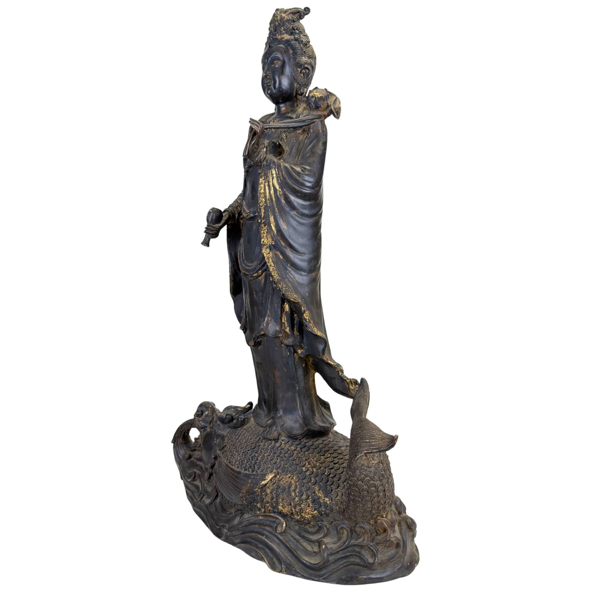Alte Guanyin-Bronzeskulptur mit reich verziertem Drachenfischsockel und sichtbaren Gebrauchsspuren