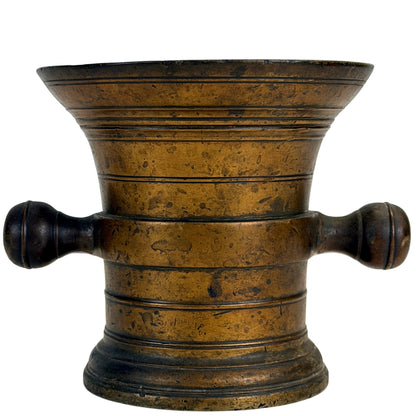 Detail eines antiken bronzernen Mörsers mit natürlicher Patina und Gebrauchsspuren