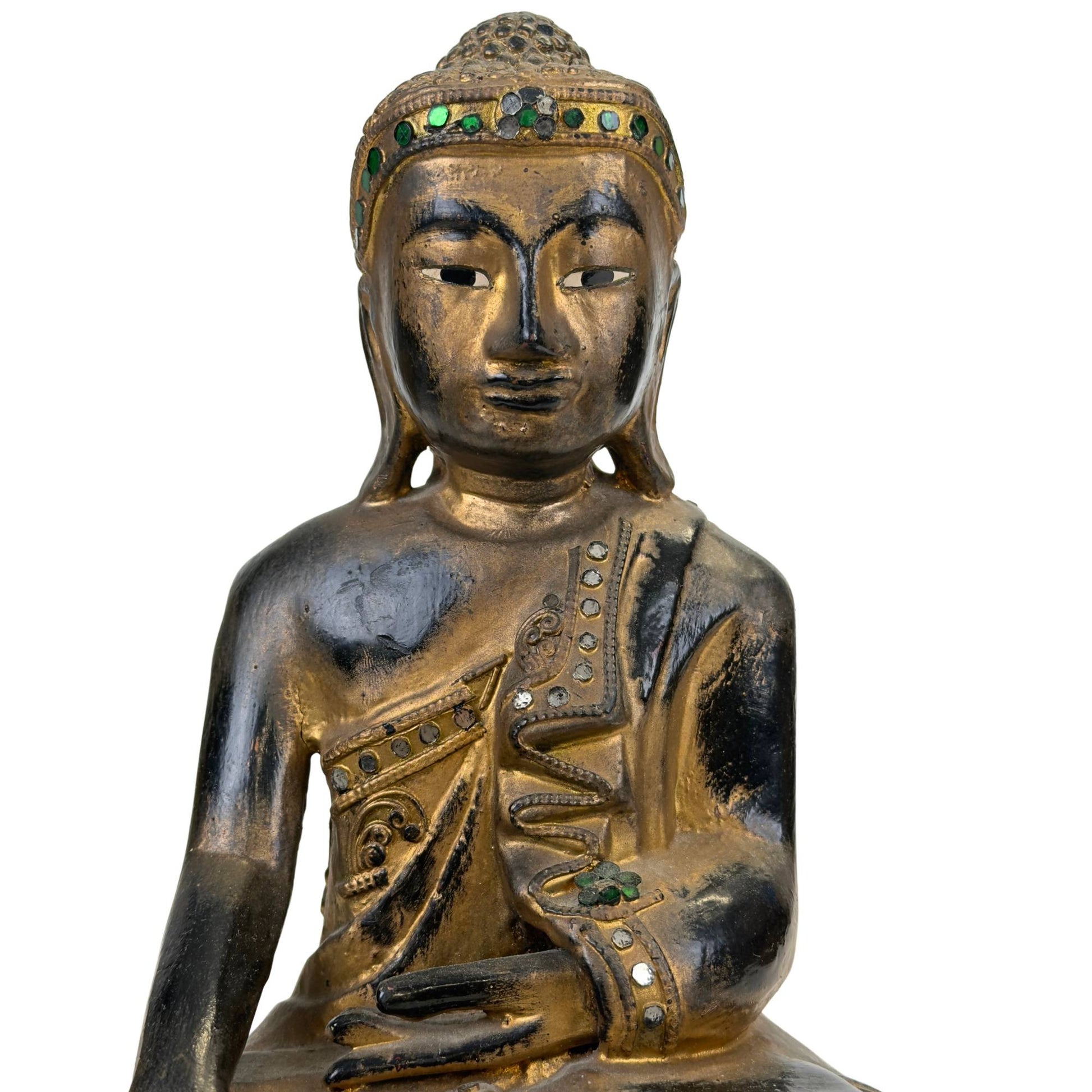 Alter Buddha aus Holz mit eingelegten Glasornamenten
