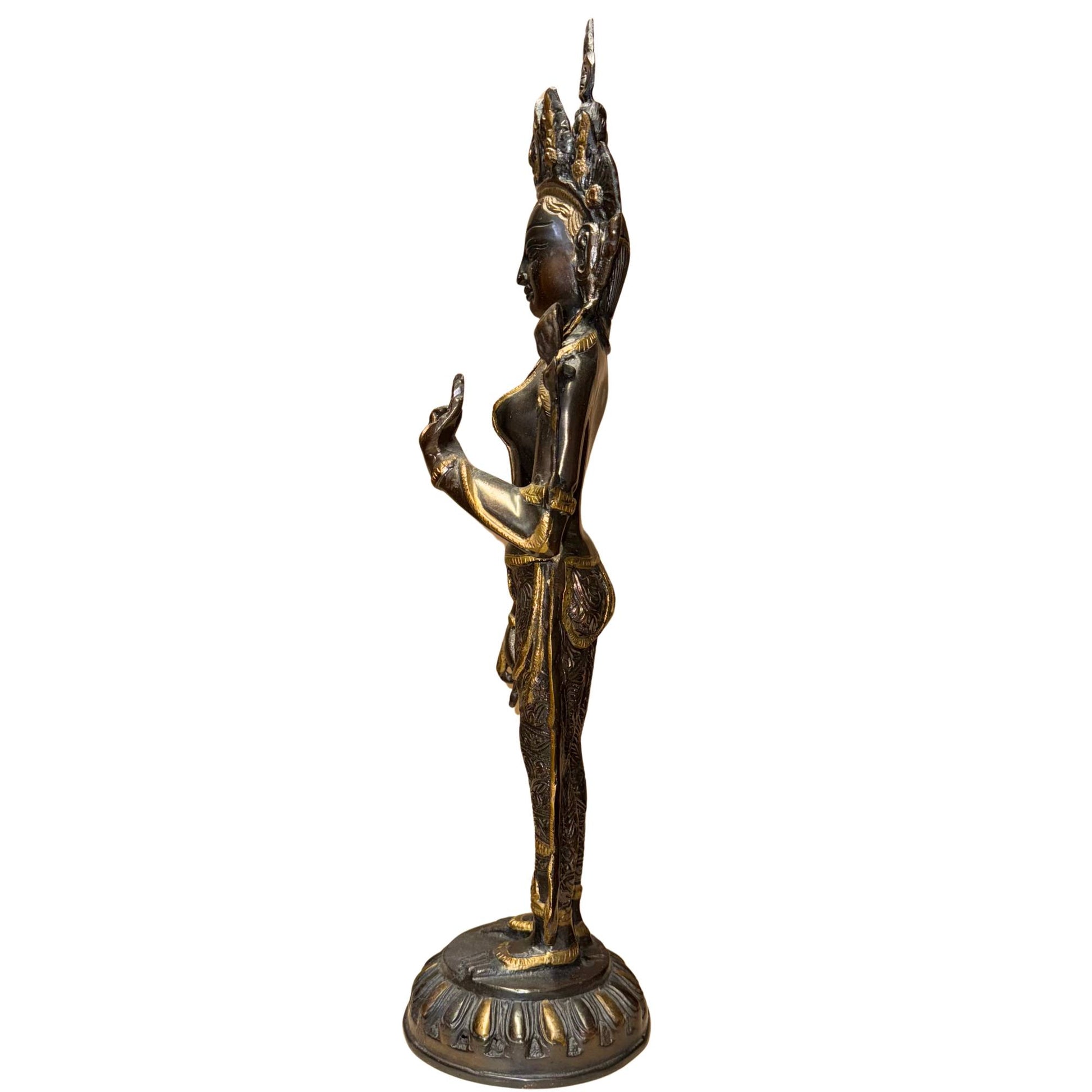 Alte Bronzefigur der Tara-Göttin mit tiefer Patina und traditionellem Himalaya-Design