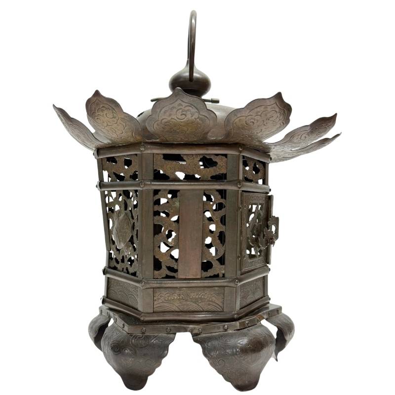 Alte Tempellaterne aus durchbrochenem Bronzewerk, reich verziert mit floralen Paneelen und einem rituellen Erscheinungsbild.