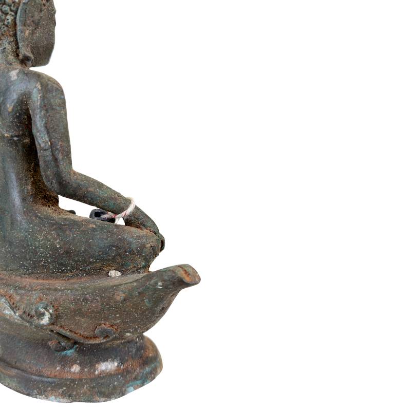 Alte thailändische Buddha-Bronzeskulptur mit Patina