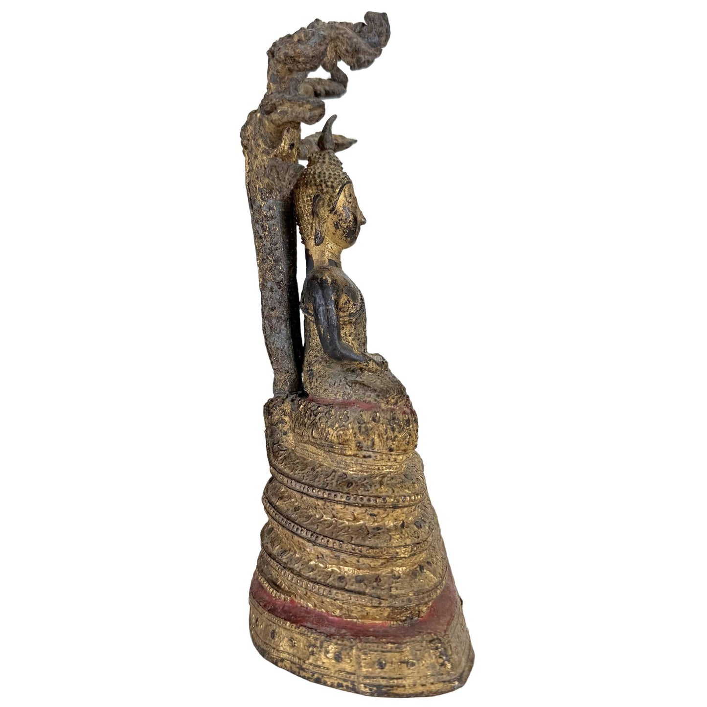 Alter thailändischer Buddha unter schützendem Muchalinda-Naga mit verwitterter Vergoldung