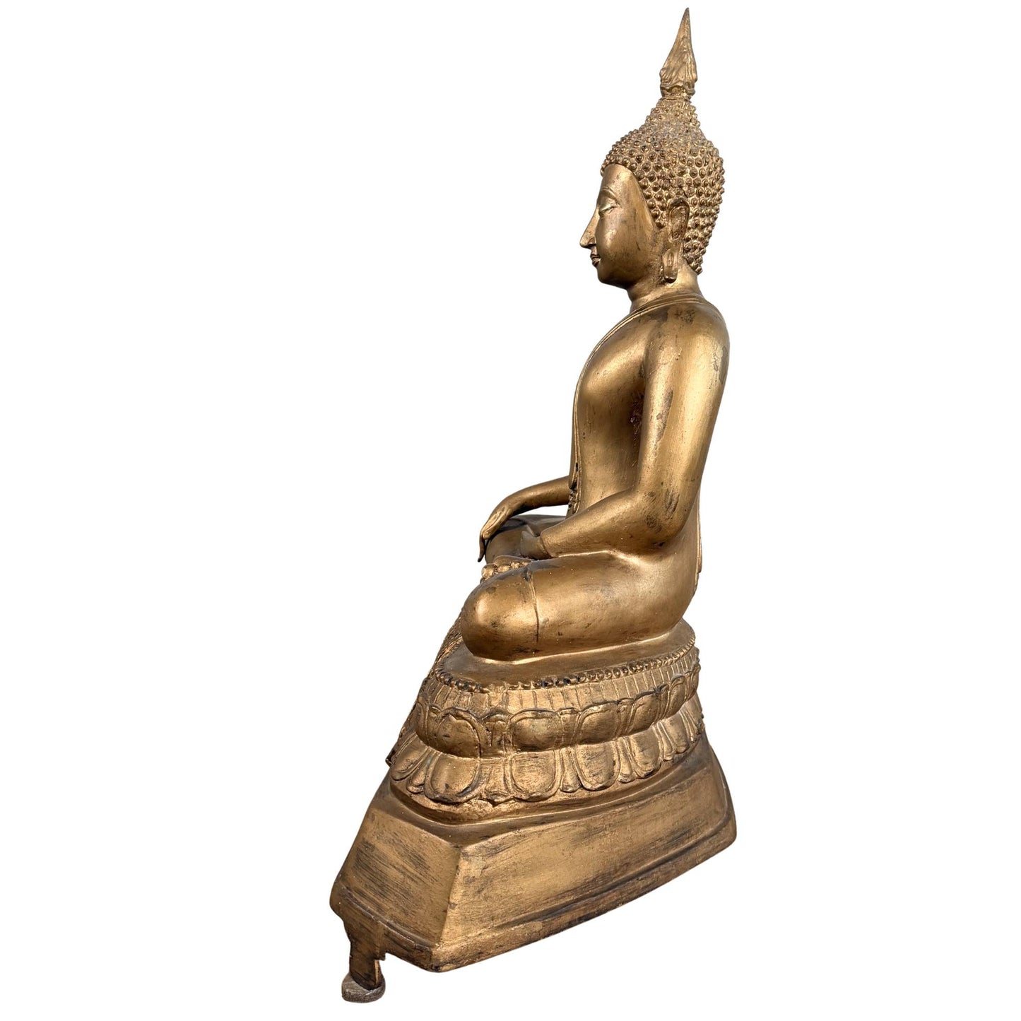 Alter thailändischer Buddha auf einem reich verzierten Lotussockel mit dekorativen Details