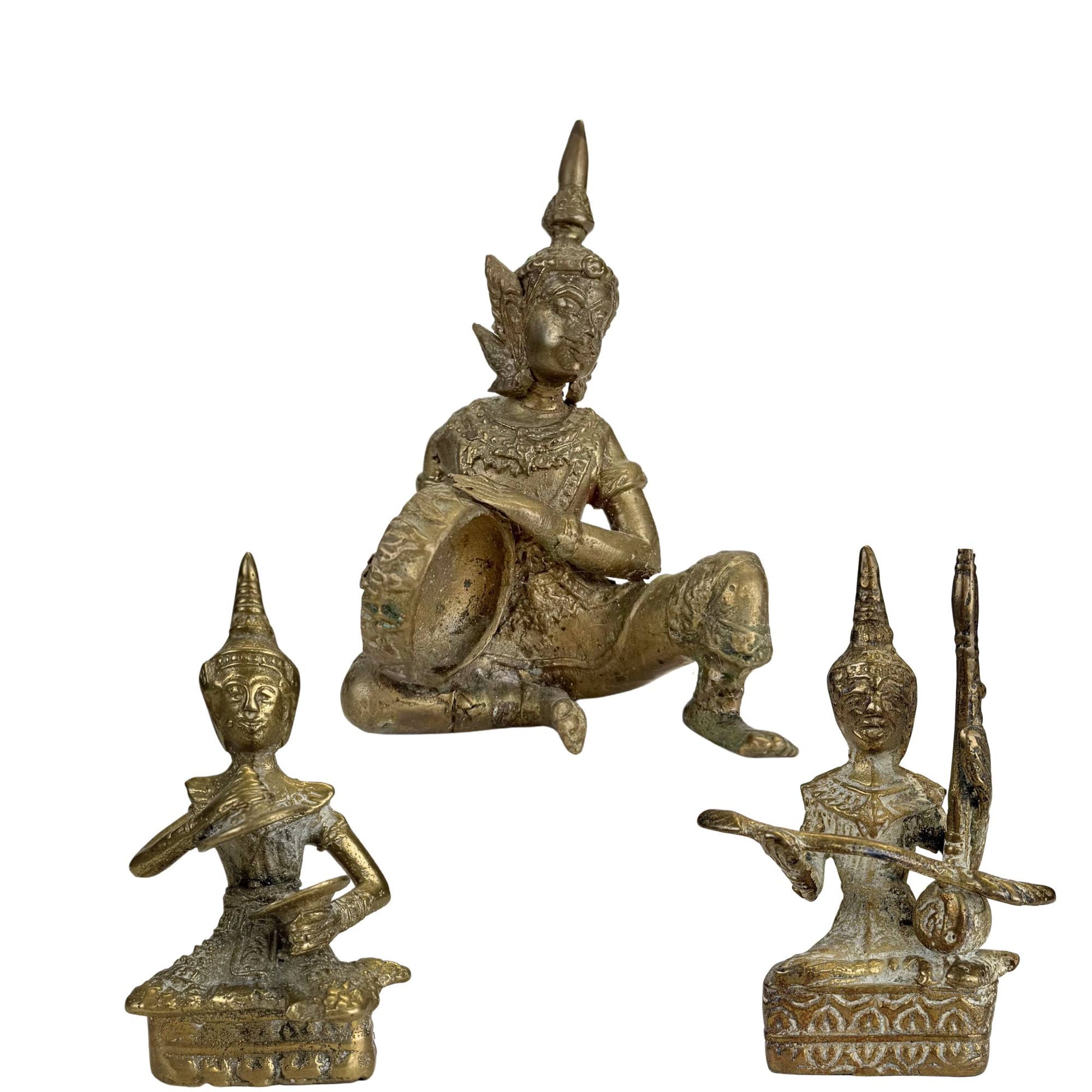 Alte thailändische Bronzefigur eines Musikers mit traditioneller Trommel und Vergoldungsresten