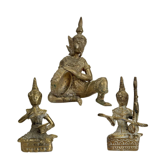 Alte thailändische Bronzefigur eines Musikers mit traditioneller Trommel und Vergoldungsresten