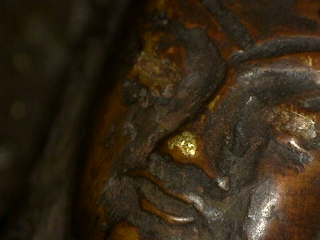 Mikroskopische Detailaufnahme der Oxidation an einem antiken Buddha aus Bronze mit Dhyana Mudra