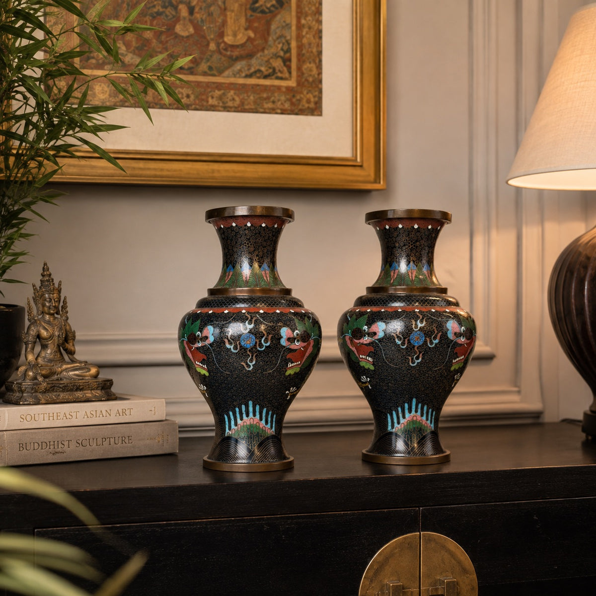 Paar chinesische Cloisonné-Vasen mit archaischem Drachendekor