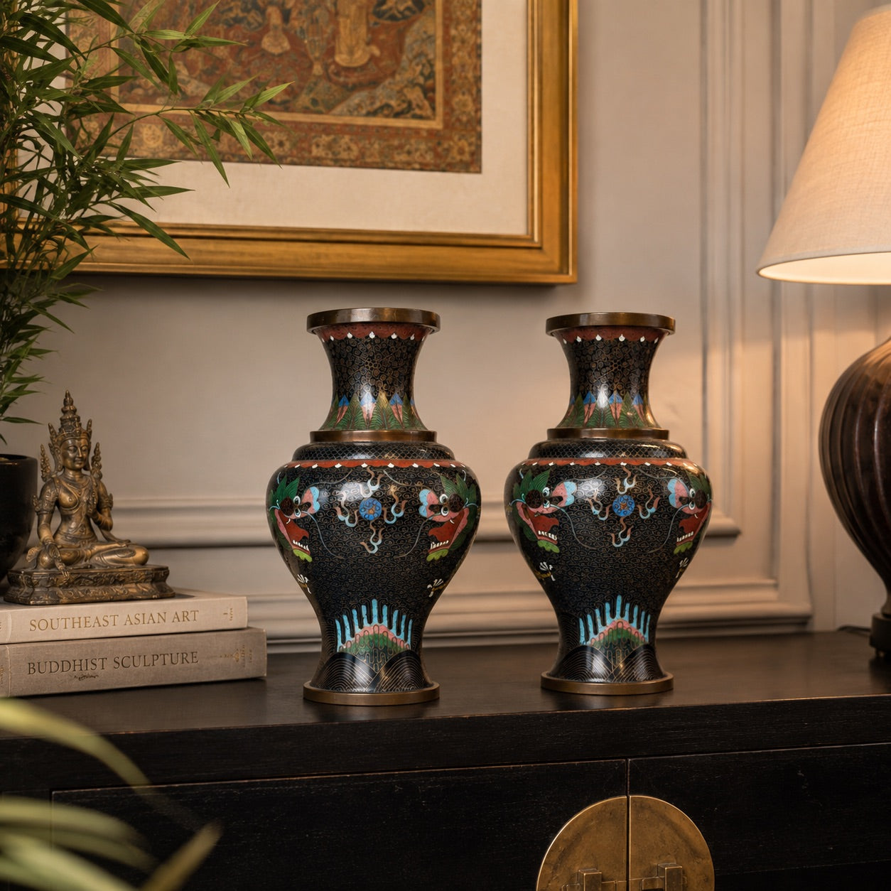 Paar chinesische Cloisonné-Vasen mit archaischem Drachendekor